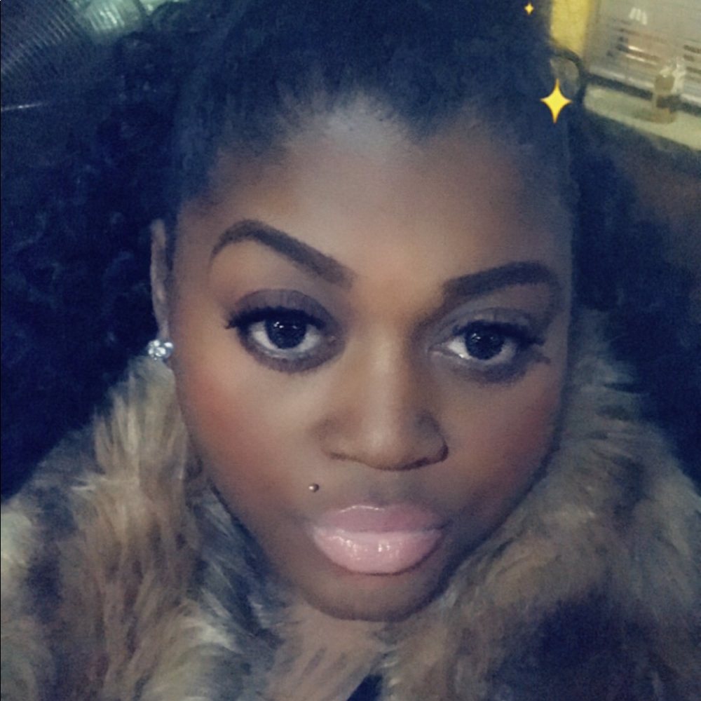 Meet your Posher, Akria